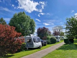 Camping Pas Cher vous présente avec son site Officiel campingpascher.fr, le Camping Fraiteux classé 3 étoiles, situé sur la commune de Plombieres Les Bains dans le département Vosges (Lorraine) en France. Le camping Fraiteux, vous présente un hébergement de type tente de 6 m² pour 2 personnes. Le camping Fraiteux vous propose du mercredi 16 septembre au mercredi 23 septembre 2026, en promotion à -9% pour 7 nuits à 235,62 € au lieu de 259,42 € soit une Économie de 23,80 €. Cette location propose 151 dates différentes pour réserver votre séjour. Découvrez également les 9 autres gammes d'hébergements du camping. Aire de jeux enfants, Snack/Bar, Épicerie,... En savoir plus : cliquez-ICI.
