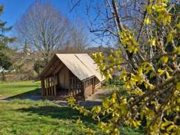 Camping Pas Cher vous présente avec son site Officiel campingpascher.fr, le Camping Fraiteux classé 3 étoiles, situé sur la commune de Plombieres Les Bains dans le département Vosges (Lorraine) en France. Le camping Fraiteux, vous présente un hébergement de type tente de 6 m² pour 2 personnes. Le camping Fraiteux vous propose du sam. 13 décembre au sam. 20 décembre 2025 avec une PROMO de DERNIÈRE MINUTE, en promotion à -14% pour 7 nuits à 237,60 € au lieu de 277,20 € soit une Économie de 39,60 €. Cette location propose 15 dates différentes pour réserver votre séjour. Découvrez également les 9 autres gammes d'hébergements du camping. Aire de jeux enfants, Snack/Bar, Épicerie,... En savoir plus : cliquez-ICI.