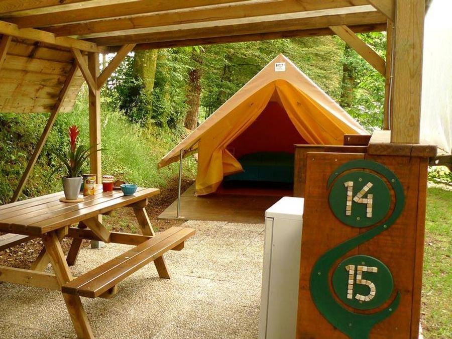 Camping Pas Cher vous présente avec son site Officiel campingpascher.fr, le Camping Ushuaïa Villages De Pont Calleck classé 3 étoiles, situé sur la commune de Inguiniel dans le département Morbihan (Bretagne) en France. Le camping Ushuaïa Villages De Pont Calleck, vous présente un hébergement de type bungalow de 30 m². Le camping Ushuaïa Villages De Pont Calleck vous propose du sam. 22 août au sam. 29 août 2026 pour 7 nuits à 252€. Cette location propose 4 dates différentes pour réserver votre séjour. Découvrez également les 11 autres gammes d'hébergements du camping. Les Avis clients pour le Camping Ushuaïa Villages De Pont Calleck sont excellents avec une note moyenne de 9 sur 10. Rivière, Aire de jeux enfants, Canoë-kayak, Ping-pong, Randonnée, Terrain de volley-ball, Bar, Dépôt de pain, Restaurant, Épicerie,... En savoir plus : cliquez-ICI.