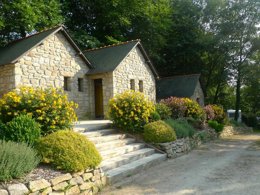 Camping Pas Cher vous présente avec son site Officiel campingpascher.fr, le Camping Ushuaïa Villages De Pont Calleck classé 3 étoiles, situé sur la commune de Inguiniel dans le département Morbihan (Bretagne) en France. Le camping Ushuaïa Villages De Pont Calleck, vous présente un hébergement de type bungalow de 32 m² pour 1 personne. Le camping Ushuaïa Villages De Pont Calleck vous propose du sam. 11 juillet au sam. 18 juillet 2026 pour 7 nuits à 240.5€. Cette location propose 4 dates différentes pour réserver votre séjour. Découvrez également les 11 autres gammes d'hébergements du camping. Les Avis clients pour le Camping Ushuaïa Villages De Pont Calleck sont excellents avec une note moyenne de 9 sur 10. Rivière, Aire de jeux enfants, Canoë-kayak, Ping-pong, Randonnée, Terrain de volley-ball, Bar, Dépôt de pain, Restaurant, Épicerie,... En savoir plus : cliquez-ICI.