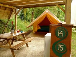 Camping Pas Cher vous présente avec son site Officiel campingpascher.fr, le Camping Ushuaïa Villages De Pont Calleck classé 3 étoiles, situé sur la commune de Inguiniel dans le département Morbihan (Bretagne) en France. Le camping Ushuaïa Villages De Pont Calleck, vous présente un hébergement de type bungalow de 30 m². Le camping Ushuaïa Villages De Pont Calleck vous propose du dimanche 10 mai au dimanche 17 mai 2026 pour 7 nuits à 172.5€. Cette location propose 41 dates différentes pour réserver votre séjour. Découvrez également les 10 autres gammes d'hébergements du camping. Les Avis clients pour le Camping Ushuaïa Villages De Pont Calleck sont excellents avec une note moyenne de 9 sur 10. Rivière, Aire de jeux enfants, Canoë-kayak, Ping-pong, Randonnée, Terrain de volley-ball, Bar, Dépôt de pain, Restaurant, Épicerie,... En savoir plus : cliquez-ICI.