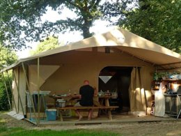 Camping Pas Cher vous présente avec son site Officiel campingpascher.fr, le Camping Ushuaïa Villages De Pont Calleck classé 3 étoiles, situé sur la commune de Inguiniel dans le département Morbihan (Bretagne) en France. Le camping Ushuaïa Villages De Pont Calleck, vous présente un hébergement de type bungalow de 32 m² pour 1 personne. Le camping Ushuaïa Villages De Pont Calleck vous propose du dimanche 10 mai au dimanche 17 mai 2026 pour 7 nuits à 172.5€. Cette location propose 48 dates différentes pour réserver votre séjour. Découvrez également les 10 autres gammes d'hébergements du camping. Les Avis clients pour le Camping Ushuaïa Villages De Pont Calleck sont excellents avec une note moyenne de 9 sur 10. Rivière, Aire de jeux enfants, Canoë-kayak, Ping-pong, Randonnée, Terrain de volley-ball, Bar, Dépôt de pain, Restaurant, Épicerie,... En savoir plus : cliquez-ICI.