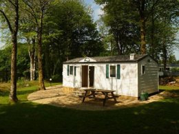 Camping Pas Cher vous présente avec son site Officiel campingpascher.fr, le Camping Ushuaïa Villages De Pont Calleck classé 3 étoiles, situé sur la commune de Inguiniel dans le département Morbihan (Bretagne) en France. Le camping Ushuaïa Villages De Pont Calleck, vous présente un hébergement de type mobil-home de 29 m². Le camping Ushuaïa Villages De Pont Calleck vous propose du sam. 04 avril au sam. 11 avril 2026 pour 7 nuits à 241.5€. Cette location propose 57 dates différentes pour réserver votre séjour. Découvrez également les 10 autres gammes d'hébergements du camping. Les Avis clients pour le Camping Ushuaïa Villages De Pont Calleck sont excellents avec une note moyenne de 9 sur 10. Rivière, Aire de jeux enfants, Canoë-kayak, Ping-pong, Randonnée, Terrain de volley-ball, Bar, Dépôt de pain, Restaurant, Épicerie,... En savoir plus : cliquez-ICI.