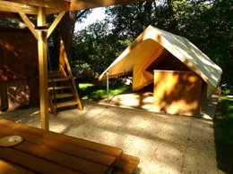 Camping Pas Cher vous présente avec son site Officiel campingpascher.fr, le Camping Ushuaïa Villages De Pont Calleck classé 3 étoiles, situé sur la commune de Inguiniel dans le département Morbihan (Bretagne) en France. Le camping Ushuaïa Villages De Pont Calleck, vous présente un hébergement de type bungalow de 30 m². Le camping Ushuaïa Villages De Pont Calleck vous propose du dimanche 10 mai au dimanche 17 mai 2026 pour 7 nuits à 172.5€. Cette location propose 41 dates différentes pour réserver votre séjour. Découvrez également les 10 autres gammes d'hébergements du camping. Les Avis clients pour le Camping Ushuaïa Villages De Pont Calleck sont excellents avec une note moyenne de 9 sur 10. Rivière, Aire de jeux enfants, Canoë-kayak, Ping-pong, Randonnée, Terrain de volley-ball, Bar, Dépôt de pain, Restaurant, Épicerie,... En savoir plus : cliquez-ICI.