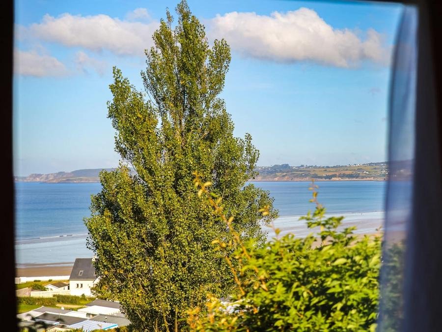 Camping Pas Cher vous présente avec son site Officiel campingpascher.fr, le Camping De Goulit Ar Guer classé 2 étoiles, situé sur la commune de Plomodiern dans le département Finistère (Bretagne) en France. Le camping De Goulit Ar Guer vous propose un hébergement de type mobil-home. L'établissement vous propose un autre type d'hébergement. Découvrez tous nos séjours à petits prix dans la commune et aux alentours de Plomodiern du département : Finistère (Bretagne). Les Avis clients pour le Camping De Goulit Ar Guer sont excellents avec une note moyenne de 8 sur 10. Mer, Aire de jeux enfants, Baby-foot, Cyclisme, Pétanque, Randonnée, Salle de jeux vidéo, Trampoline, Boulangerie, Bureau de tabac, Dépôt de pain, Station-service, Supermarché, Épicerie,... En savoir plus : cliquez-ICI.