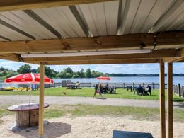 Camping Pas Cher vous présente avec son site Officiel campingpascher.fr, le Camping Les Rives Du Lac classé 3 étoiles, situé sur la commune de Chatillon En Vendelais dans le département Ille-et-vilaine (Bretagne) en France. Le camping Les Rives Du Lac vous propose un hébergement de type tente de 12 m² pour 2 personnes (télévision). L'établissement vous propose 2 autres types d'hébergements. Découvrez tous nos séjours à petits prix dans la commune et aux alentours de Chatillon En Vendelais du département : Ille-et-vilaine (Bretagne). Les Avis clients pour le Camping Les Rives Du Lac sont excellents avec une note moyenne de 10 sur 10. Étang, Court de tennis, Paddle, Ping-pong, Pédalo, Pétanque, Sports nautiques, Terrain de football, Snack/Bar,... En savoir plus : cliquez-ICI.