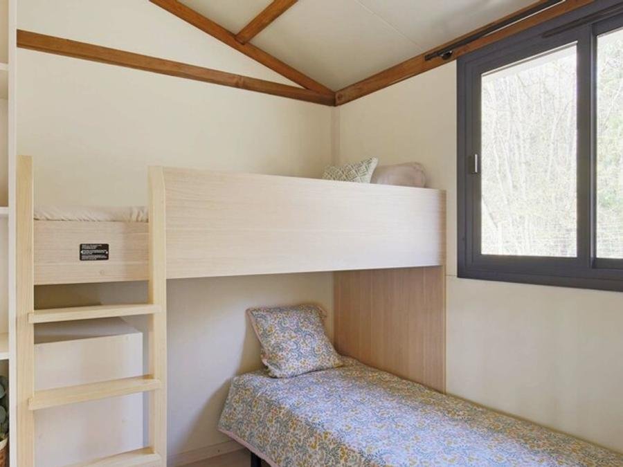 Camping Pas Cher vous présente avec son site Officiel campingpascher.fr, le Camping Paradis Le Giessen classé 4 étoiles, situé sur la commune de Bassemberg dans le département Bas-rhin (Alsace) en France. Le camping Paradis Le Giessen vous propose un hébergement de type chalet de 35 m² pour 6 personnes avec climatisation (télévision). L'établissement vous propose 24 autres types d'hébergements. Découvrez tous nos séjours à petits prix dans la commune et aux alentours de Bassemberg du département : Bas-rhin (Alsace). Les Avis clients pour le Camping Paradis Le Giessen sont de 7 sur 10. Rivière, Piscine couverte, Piscine extérieure, Animations familiales, Club enfants, Aire de jeux enfants, Centre équestre, Court de tennis, Cyclisme, Ping-pong, Pétanque, Randonnée, Terrain de volley-ball, Bar, Boulangerie, Bureau de tabac, Dépôt de pain, Plats à emporter, Snack/Bar, Station-service, Supermarché, Épicerie,... En savoir plus : cliquez-ICI.