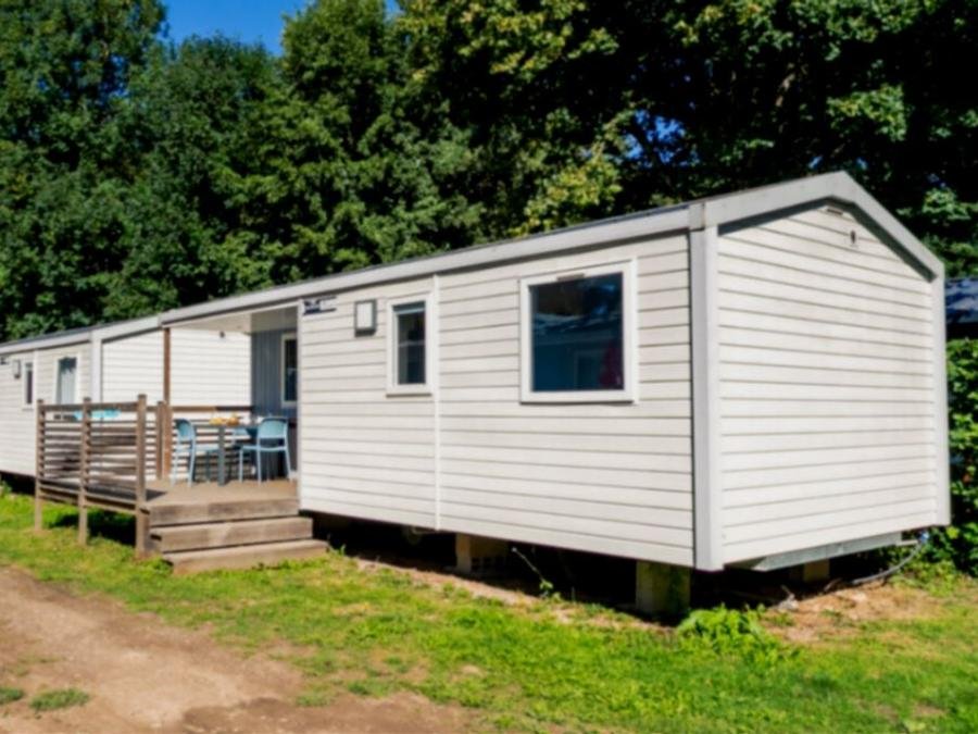 Camping Pas Cher vous présente avec son site Officiel campingpascher.fr, le Camping Paradis Le Giessen classé 4 étoiles, situé sur la commune de Bassemberg dans le département Bas-rhin (Alsace) en France. Le camping Paradis Le Giessen, vous présente un hébergement de type mobil-home de 29 m² pour 4 personnes avec climatisation et télévision. Le camping Paradis Le Giessen vous propose du sam. 22 août au sam. 29 août 2026, en promotion à -15% pour 7 nuits à 499 € au lieu de 590,0 € soit une Économie de 91 €. Cette location propose 8 dates différentes pour réserver votre séjour. Découvrez également les 24 autres gammes d'hébergements du camping. Les Avis clients pour le Camping Paradis Le Giessen sont excellents avec une note moyenne de 8 sur 10. Rivière, Piscine couverte, Piscine extérieure, Animations familiales, Club enfants, Aire de jeux enfants, Centre équestre, Court de tennis, Cyclisme, Ping-pong, Pétanque, Randonnée, Terrain de volley-ball, Bar, Boulangerie, Bureau de tabac, Dépôt de pain, Plats à emporter, Snack/Bar, Station-service, Supermarché, Épicerie,... En savoir plus : cliquez-ICI.