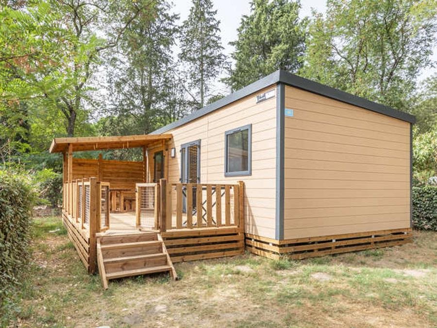 Camping Pas Cher vous présente avec son site Officiel campingpascher.fr, le Camping Paradis Le Giessen classé 4 étoiles, situé sur la commune de Bassemberg dans le département Bas-rhin (Alsace) en France. Le camping Paradis Le Giessen vous propose un hébergement de type mobil-home de 33 m² pour 6 personnes avec climatisation (télévision). L'établissement vous propose 24 autres types d'hébergements. Découvrez tous nos séjours à petits prix dans la commune et aux alentours de Bassemberg du département : Bas-rhin (Alsace). Les Avis clients pour le Camping Paradis Le Giessen sont excellents avec une note moyenne de 8 sur 10. Rivière, Piscine couverte, Piscine extérieure, Animations familiales, Club enfants, Aire de jeux enfants, Centre équestre, Court de tennis, Cyclisme, Ping-pong, Pétanque, Randonnée, Terrain de volley-ball, Bar, Boulangerie, Bureau de tabac, Dépôt de pain, Plats à emporter, Snack/Bar, Station-service, Supermarché, Épicerie,... En savoir plus : cliquez-ICI.