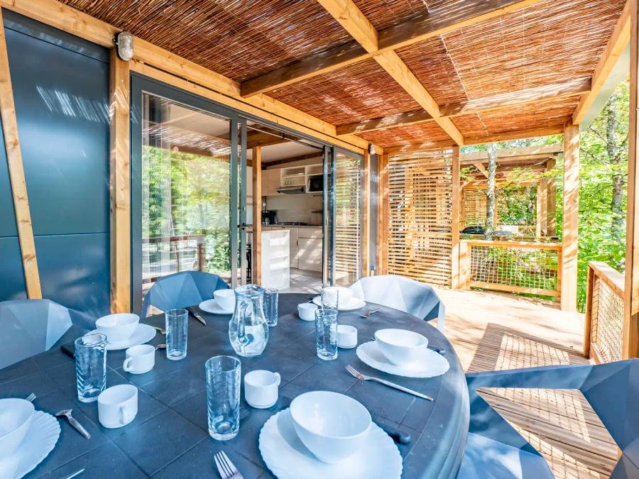 Camping Pas Cher vous présente avec son site Officiel campingpascher.fr, le Camping Paradis Le Giessen classé 4 étoiles, situé sur la commune de Bassemberg dans le département Bas-rhin (Alsace) en France. Le camping Paradis Le Giessen vous propose un hébergement de type chalet de 35 m² pour 6 personnes avec climatisation (télévision). L'établissement vous propose 24 autres types d'hébergements. Découvrez tous nos séjours à petits prix dans la commune et aux alentours de Bassemberg du département : Bas-rhin (Alsace). Les Avis clients pour le Camping Paradis Le Giessen sont excellents avec une note moyenne de 8 sur 10. Rivière, Piscine couverte, Piscine extérieure, Animations familiales, Club enfants, Aire de jeux enfants, Centre équestre, Court de tennis, Cyclisme, Ping-pong, Pétanque, Randonnée, Terrain de volley-ball, Bar, Boulangerie, Bureau de tabac, Dépôt de pain, Plats à emporter, Snack/Bar, Station-service, Supermarché, Épicerie,... En savoir plus : cliquez-ICI.
