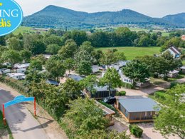 Camping Pas Cher vous présente avec son site Officiel campingpascher.fr, le Camping Paradis Le Giessen classé 4 étoiles, situé sur la commune de Bassemberg dans le département Bas-rhin (Alsace) en France. Le camping Paradis Le Giessen vous propose un hébergement de type chalet de 35 m² pour 6 personnes avec climatisation (télévision). L'établissement vous propose 24 autres types d'hébergements. Découvrez tous nos séjours à petits prix dans la commune et aux alentours de Bassemberg du département : Bas-rhin (Alsace). Les Avis clients pour le Camping Paradis Le Giessen sont excellents avec une note moyenne de 8 sur 10. Rivière, Piscine couverte, Piscine extérieure, Animations familiales, Club enfants, Aire de jeux enfants, Centre équestre, Court de tennis, Cyclisme, Ping-pong, Pétanque, Randonnée, Terrain de volley-ball, Bar, Boulangerie, Bureau de tabac, Dépôt de pain, Plats à emporter, Snack/Bar, Station-service, Supermarché, Épicerie,... En savoir plus : cliquez-ICI.