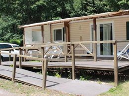 Camping Pas Cher vous présente avec son site Officiel campingpascher.fr, le Camping Paradis Le Giessen classé 4 étoiles, situé sur la commune de Bassemberg dans le département Bas-rhin (Alsace) en France. Le camping Paradis Le Giessen, vous présente un hébergement de type mobil-home de 27 m² pour 4 personnes. Le camping Paradis Le Giessen vous propose du dimanche 13 septembre au dimanche 20 septembre 2026, en promotion à -16% pour 7 nuits à 168 € au lieu de 200,0 € soit une Économie de 32 €. Cette location propose 118 dates différentes pour réserver votre séjour. Découvrez également les 12 autres gammes d'hébergements du camping. Les Avis clients pour le Camping Paradis Le Giessen sont de 7 sur 10. Rivière, Piscine couverte, Piscine extérieure, Animations familiales, Club enfants, Aire de jeux enfants, Centre équestre, Court de tennis, Cyclisme, Ping-pong, Pétanque, Randonnée, Terrain de volley-ball, Bar, Boulangerie, Bureau de tabac, Dépôt de pain, Plats à emporter, Snack/Bar, Station-service, Supermarché, Épicerie,... En savoir plus : cliquez-ICI.
