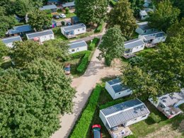 Camping Pas Cher vous présente avec son site Officiel campingpascher.fr, le Camping Paradis Le Giessen classé 4 étoiles, situé sur la commune de Bassemberg dans le département Bas-rhin (Alsace) en France. Le camping Paradis Le Giessen, vous présente un hébergement de type chalet de 25 m² pour 4 personnes et télévision. Le camping Paradis Le Giessen vous propose du dimanche 07 juin au dimanche 14 juin 2026, en promotion à -15% pour 7 nuits à 201 € au lieu de 237,0 € soit une Économie de 36 €. Cette location propose 118 dates différentes pour réserver votre séjour. Découvrez également les 12 autres gammes d'hébergements du camping. Les Avis clients pour le Camping Paradis Le Giessen sont de 7 sur 10. Rivière, Piscine couverte, Piscine extérieure, Animations familiales, Club enfants, Aire de jeux enfants, Centre équestre, Court de tennis, Cyclisme, Ping-pong, Pétanque, Randonnée, Terrain de volley-ball, Bar, Boulangerie, Bureau de tabac, Dépôt de pain, Plats à emporter, Snack/Bar, Station-service, Supermarché, Épicerie,... En savoir plus : cliquez-ICI.