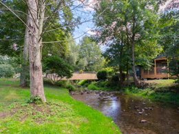 Camping Pas Cher vous présente avec son site Officiel campingpascher.fr, le Camping Paradis Le Giessen classé 4 étoiles, situé sur la commune de Bassemberg dans le département Bas-rhin (Alsace) en France. Le camping Paradis Le Giessen, vous présente un hébergement de type mobil-home de 29 m². Le camping Paradis Le Giessen vous propose du sam. 06 juin au sam. 13 juin 2026, en promotion à -15% pour 7 nuits à 169 € au lieu de 200,0 € soit une Économie de 31 €. Cette location propose 118 dates différentes pour réserver votre séjour. Découvrez également les 12 autres gammes d'hébergements du camping. Les Avis clients pour le Camping Paradis Le Giessen sont de 7 sur 10. Rivière, Piscine couverte, Piscine extérieure, Animations familiales, Club enfants, Aire de jeux enfants, Centre équestre, Court de tennis, Cyclisme, Ping-pong, Pétanque, Randonnée, Terrain de volley-ball, Bar, Boulangerie, Bureau de tabac, Dépôt de pain, Plats à emporter, Snack/Bar, Station-service, Supermarché, Épicerie,... En savoir plus : cliquez-ICI.