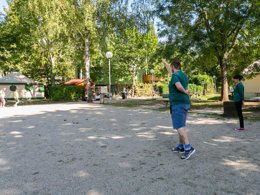 Camping Pas Cher vous présente avec son site Officiel campingpascher.fr, le Camping Paradis Le Giessen classé 4 étoiles, situé sur la commune de Bassemberg dans le département Bas-rhin (Alsace) en France. Le camping Paradis Le Giessen, vous présente un hébergement de type mobil-home de 27 m² pour 4 personnes. Le camping Paradis Le Giessen vous propose du dimanche 13 septembre au dimanche 20 septembre 2026, en promotion à -16% pour 7 nuits à 168 € au lieu de 200,0 € soit une Économie de 32 €. Cette location propose 118 dates différentes pour réserver votre séjour. Découvrez également les 12 autres gammes d'hébergements du camping. Les Avis clients pour le Camping Paradis Le Giessen sont de 7 sur 10. Rivière, Piscine couverte, Piscine extérieure, Animations familiales, Club enfants, Aire de jeux enfants, Centre équestre, Court de tennis, Cyclisme, Ping-pong, Pétanque, Randonnée, Terrain de volley-ball, Bar, Boulangerie, Bureau de tabac, Dépôt de pain, Plats à emporter, Snack/Bar, Station-service, Supermarché, Épicerie,... En savoir plus : cliquez-ICI.