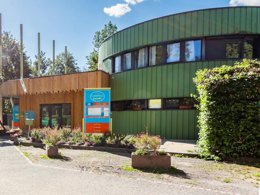 Camping Pas Cher vous présente avec son site Officiel campingpascher.fr, le Camping Paradis Le Giessen classé 4 étoiles, situé sur la commune de Bassemberg dans le département Bas-rhin (Alsace) en France. Le camping Paradis Le Giessen, vous présente un hébergement de type mobil-home de 29 m². Le camping Paradis Le Giessen vous propose du dimanche 13 septembre au dimanche 20 septembre 2026, en promotion à -16% pour 7 nuits à 168 € au lieu de 200,0 € soit une Économie de 32 €. Cette location propose 118 dates différentes pour réserver votre séjour. Découvrez également les 12 autres gammes d'hébergements du camping. Les Avis clients pour le Camping Paradis Le Giessen sont de 7 sur 10. Rivière, Piscine couverte, Piscine extérieure, Animations familiales, Club enfants, Aire de jeux enfants, Centre équestre, Court de tennis, Cyclisme, Ping-pong, Pétanque, Randonnée, Terrain de volley-ball, Bar, Boulangerie, Bureau de tabac, Dépôt de pain, Plats à emporter, Snack/Bar, Station-service, Supermarché, Épicerie,... En savoir plus : cliquez-ICI.