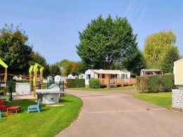 Camping Pas Cher vous présente avec son site Officiel campingpascher.fr, le Camping Le Garillon classé 3 étoiles, situé sur la commune de Radonvilliers dans le département Aube (Champagne Ardenne) en France. Le camping Le Garillon vous propose un hébergement de type mobil-home (télévision). L'établissement vous propose 3 autres types d'hébergements. Découvrez tous nos séjours à petits prix dans la commune et aux alentours de Radonvilliers du département : Aube (Champagne Ardenne). Les Avis clients pour le Camping Le Garillon sont excellents avec une note moyenne de 8 sur 10. Piscine chauffée, Piscine extérieure, Animations familiales, Aire de jeux enfants, Baby-foot, Pétanque, Trampoline, Snack/Bar,... En savoir plus : cliquez-ICI.