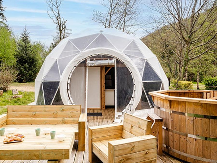 Camping Pas Cher vous présente avec son site Officiel campingpascher.fr, le Camping La Riviere D'Argent classé 3 étoiles, situé sur la commune de Huelgoat dans le département Finistère (Bretagne) en France. Le camping La Riviere D'Argent vous propose un hébergement de type hébergement insolite pour 5 personnes. L'établissement vous propose 22 autres types d'hébergements. Découvrez tous nos séjours à petits prix dans la commune et aux alentours de Huelgoat du département : Finistère (Bretagne). Les Avis clients pour le Camping La Riviere D'Argent sont excellents avec une note moyenne de 8 sur 10. Piscine chauffée, Piscine couverte, Aire de jeux enfants, Ping-pong, Trampoline, Bar, Dépôt de pain, Snack/Bar,... En savoir plus : cliquez-ICI.