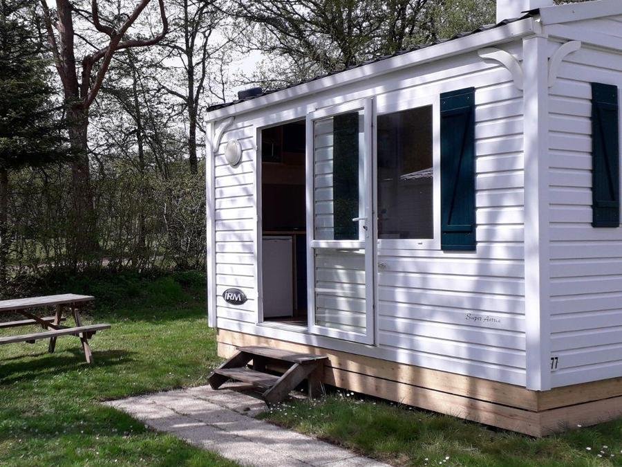 Camping Pas Cher vous présente avec son site Officiel campingpascher.fr, le Camping La Riviere D'Argent classé 3 étoiles, situé sur la commune de Huelgoat dans le département Finistère (Bretagne) en France. Le camping La Riviere D'Argent, vous présente un hébergement de type mobil-home de 16 m² pour 2 personnes. Le camping La Riviere D'Argent vous propose du sam. 12 septembre au sam. 19 septembre 2026 pour 7 nuits à 378€. Cette location propose 36 dates différentes pour réserver votre séjour. Découvrez également les 21 autres gammes d'hébergements du camping. Les Avis clients pour le Camping La Riviere D'Argent sont excellents avec une note moyenne de 8 sur 10. Piscine chauffée, Piscine couverte, Aire de jeux enfants, Ping-pong, Trampoline, Bar, Dépôt de pain, Snack/Bar,... En savoir plus : cliquez-ICI.