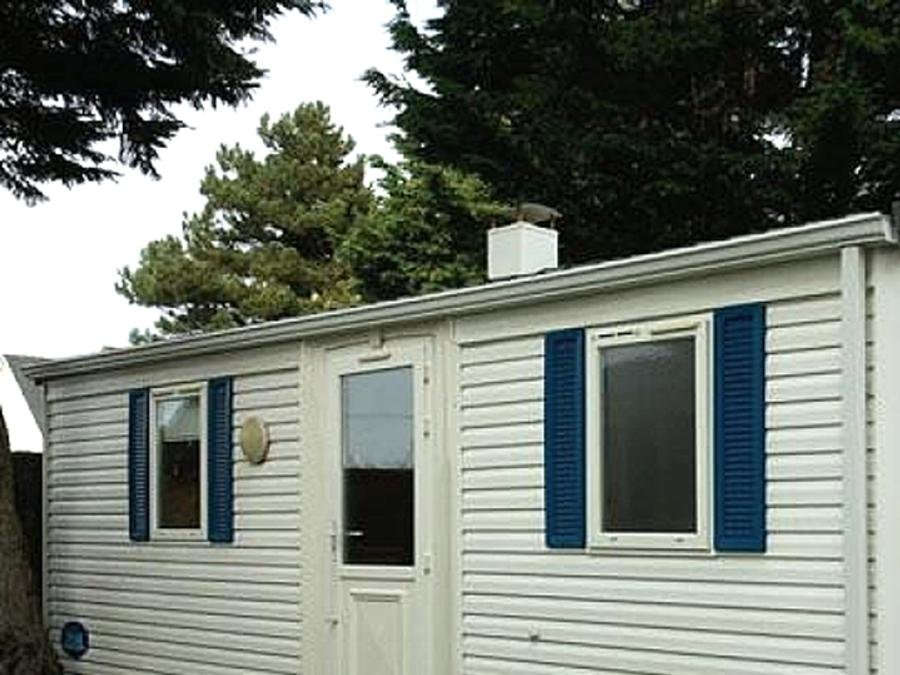 Camping Pas Cher vous présente avec son site Officiel campingpascher.fr, le Camping La Riviere D'Argent classé 3 étoiles, situé sur la commune de Huelgoat dans le département Finistère (Bretagne) en France. Le camping La Riviere D'Argent, vous présente un hébergement de type mobil-home de 24 m² pour 4 personnes. Le camping La Riviere D'Argent vous propose du lundi 14 septembre au lundi 21 septembre 2026 pour 7 nuits à 420€. Cette location propose 38 dates différentes pour réserver votre séjour. Découvrez également les 22 autres gammes d'hébergements du camping. Les Avis clients pour le Camping La Riviere D'Argent sont excellents avec une note moyenne de 8 sur 10. Piscine chauffée, Piscine couverte, Aire de jeux enfants, Ping-pong, Trampoline, Bar, Dépôt de pain, Snack/Bar,... En savoir plus : cliquez-ICI.