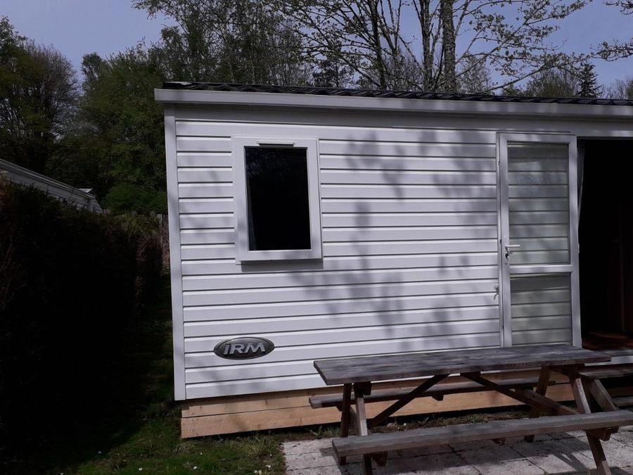 Camping Pas Cher vous présente avec son site Officiel campingpascher.fr, le Camping La Riviere D'Argent classé 3 étoiles, situé sur la commune de Huelgoat dans le département Finistère (Bretagne) en France. Le camping La Riviere D'Argent, vous présente un hébergement de type mobil-home de 22 m² pour 2 personnes. Le camping La Riviere D'Argent vous propose du lundi 14 septembre au lundi 21 septembre 2026 pour 7 nuits à 420€. Cette location propose 47 dates différentes pour réserver votre séjour. Découvrez également les 22 autres gammes d'hébergements du camping. Les Avis clients pour le Camping La Riviere D'Argent sont excellents avec une note moyenne de 8 sur 10. Piscine chauffée, Piscine couverte, Aire de jeux enfants, Ping-pong, Trampoline, Bar, Dépôt de pain, Snack/Bar,... En savoir plus : cliquez-ICI.