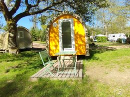 Camping Pas Cher vous présente avec son site Officiel campingpascher.fr, le Camping La Riviere D'Argent classé 3 étoiles, situé sur la commune de Huelgoat dans le département Finistère (Bretagne) en France. Le camping La Riviere D'Argent, vous présente un hébergement de type bungalow toilé de 11 m² pour 2 personnes. Le camping La Riviere D'Argent vous propose du sam. 04 avril au sam. 11 avril 2026 pour 7 nuits à 252€. Cette location propose 121 dates différentes pour réserver votre séjour. Découvrez également les 22 autres gammes d'hébergements du camping. Les Avis clients pour le Camping La Riviere D'Argent sont excellents avec une note moyenne de 8 sur 10. Piscine chauffée, Piscine couverte, Aire de jeux enfants, Ping-pong, Trampoline, Bar, Dépôt de pain, Snack/Bar,... En savoir plus : cliquez-ICI.