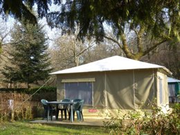 Camping Pas Cher vous présente avec son site Officiel campingpascher.fr, le Camping La Riviere D'Argent classé 3 étoiles, situé sur la commune de Huelgoat dans le département Finistère (Bretagne) en France. Le camping La Riviere D'Argent, vous présente un hébergement de type bungalow toilé de 20 m² pour 4 personnes. Le camping La Riviere D'Argent vous propose du vendredi 01 mai au vendredi 08 mai 2026 pour 7 nuits à 252€. Cette location propose 94 dates différentes pour réserver votre séjour. Découvrez également les 22 autres gammes d'hébergements du camping. Les Avis clients pour le Camping La Riviere D'Argent sont excellents avec une note moyenne de 8 sur 10. Piscine chauffée, Piscine couverte, Aire de jeux enfants, Ping-pong, Trampoline, Bar, Dépôt de pain, Snack/Bar,... En savoir plus : cliquez-ICI.