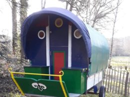 Camping Pas Cher vous présente avec son site Officiel campingpascher.fr, le Camping La Riviere D'Argent classé 3 étoiles, situé sur la commune de Huelgoat dans le département Finistère (Bretagne) en France. Le camping La Riviere D'Argent, vous présente un hébergement de type hébergement insolite. Le camping La Riviere D'Argent vous propose du lundi 06 avril au lundi 13 avril 2026 pour 7 nuits à 252€. Cette location propose 169 dates différentes pour réserver votre séjour. Découvrez également les 22 autres gammes d'hébergements du camping. Les Avis clients pour le Camping La Riviere D'Argent sont excellents avec une note moyenne de 8 sur 10. Piscine chauffée, Piscine couverte, Aire de jeux enfants, Ping-pong, Trampoline, Bar, Dépôt de pain, Snack/Bar,... En savoir plus : cliquez-ICI.