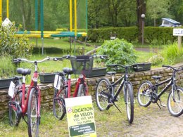 Camping Pas Cher vous présente avec son site Officiel campingpascher.fr, le Camping La Riviere D'Argent classé 3 étoiles, situé sur la commune de Huelgoat dans le département Finistère (Bretagne) en France. Le camping La Riviere D'Argent, vous présente un hébergement de type hébergement insolite. Le camping La Riviere D'Argent vous propose du lundi 06 avril au lundi 13 avril 2026 pour 7 nuits à 252€. Cette location propose 169 dates différentes pour réserver votre séjour. Découvrez également les 22 autres gammes d'hébergements du camping. Les Avis clients pour le Camping La Riviere D'Argent sont excellents avec une note moyenne de 8 sur 10. Piscine chauffée, Piscine couverte, Aire de jeux enfants, Ping-pong, Trampoline, Bar, Dépôt de pain, Snack/Bar,... En savoir plus : cliquez-ICI.