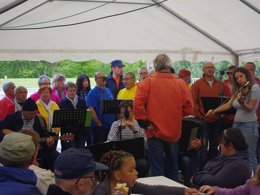 Camping Pas Cher vous présente avec son site Officiel campingpascher.fr, le Camping La Riviere D'Argent classé 3 étoiles, situé sur la commune de Huelgoat dans le département Finistère (Bretagne) en France. Le camping La Riviere D'Argent, vous présente un hébergement de type bungalow toilé de 20 m² pour 4 personnes. Le camping La Riviere D'Argent vous propose du vendredi 01 mai au vendredi 08 mai 2026 pour 7 nuits à 252€. Cette location propose 94 dates différentes pour réserver votre séjour. Découvrez également les 22 autres gammes d'hébergements du camping. Les Avis clients pour le Camping La Riviere D'Argent sont excellents avec une note moyenne de 8 sur 10. Piscine chauffée, Piscine couverte, Aire de jeux enfants, Ping-pong, Trampoline, Bar, Dépôt de pain, Snack/Bar,... En savoir plus : cliquez-ICI.