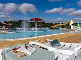 Camping Pas Cher vous présente avec son site Officiel campingpascher.fr, le Camping Bocage Du Lac classé 4 étoiles, situé sur la commune de Jugon Les Lacs dans le département Côtes-d'armor (Bretagne) en France. Le camping Bocage Du Lac, vous présente un hébergement de type mobil-home de 28 m² pour 4 personnes et télévision. Le camping Bocage Du Lac vous propose du sam. 06 juin au sam. 13 juin 2026, en promotion à -27% pour 7 nuits à 289 € au lieu de 398,0 € soit une Économie de 109 €. Cette location propose 13 dates différentes pour réserver votre séjour. Découvrez également les 2 autres gammes d'hébergements du camping. Les Avis clients pour le Camping Bocage Du Lac sont excellents avec une note moyenne de 8 sur 10. Lac, Parc aquatique, Piscine chauffée, Piscine extérieure, Animation ados, Animations familiales, Club enfants, Aire de jeux enfants, Baby-foot, Canoë-kayak, Centre équestre, Court de tennis, Cyclisme, Flipper, Ping-pong, Piscine, Planche à voile, Pédalo, Pétanque, Randonnée, Salle de jeux vidéo, Terrain de volley-ball, Voile, Bar, Dépôt de pain, Plats à emporter, Snack/Bar, Supermarché, Épicerie,... En savoir plus : cliquez-ICI.