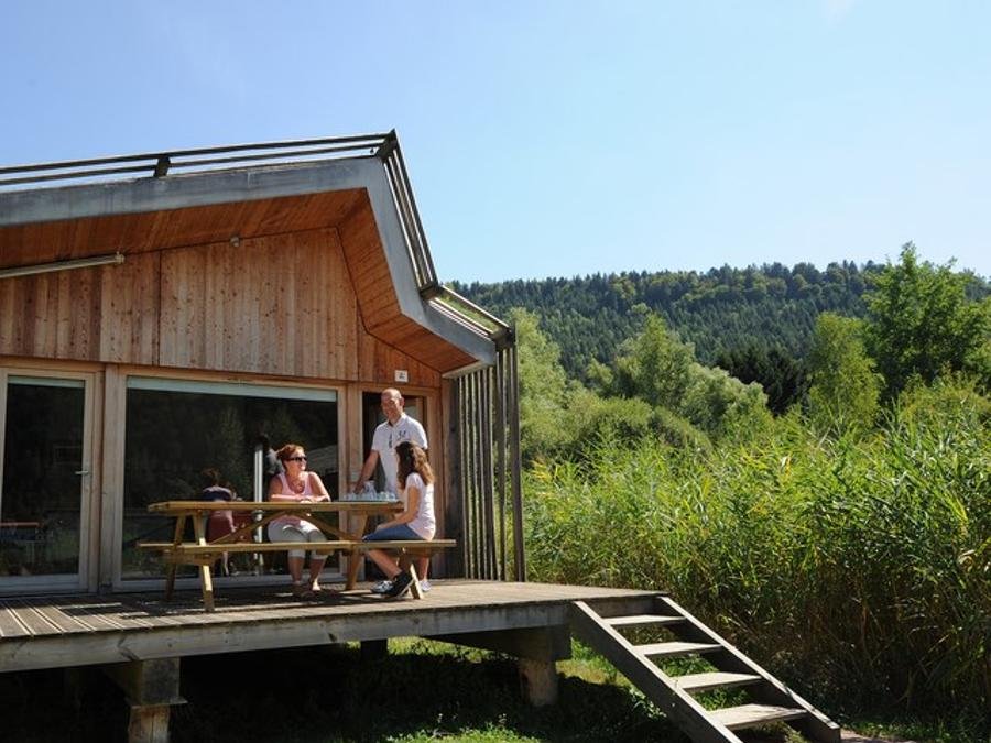 Camping Pas Cher vous présente avec son site Officiel campingpascher.fr, le Camping Des Lacs classé 4 étoiles, situé sur la commune de Celles Sur Plaine dans le département Vosges (Lorraine) en France. Le camping Des Lacs vous propose un hébergement de type chalet de 45 m² pour 2 personnes (télévision). L'établissement vous propose 8 autres types d'hébergements. Découvrez tous nos séjours à petits prix dans la commune et aux alentours de Celles Sur Plaine du département : Vosges (Lorraine). Les Avis clients pour le Camping Des Lacs sont excellents avec une note moyenne de 9 sur 10. Piscine chauffée, Piscine extérieure, Animations familiales, Club enfants, Aire de jeux enfants, Baby-foot, Canoë-kayak, Court de tennis, Flipper, Paddle, Parcours sportif, Ping-pong, Piscine, Pétanque, Randonnée, Terrain multisports, Bar, Dépôt de pain, Snack/Bar, Épicerie,... En savoir plus : cliquez-ICI.