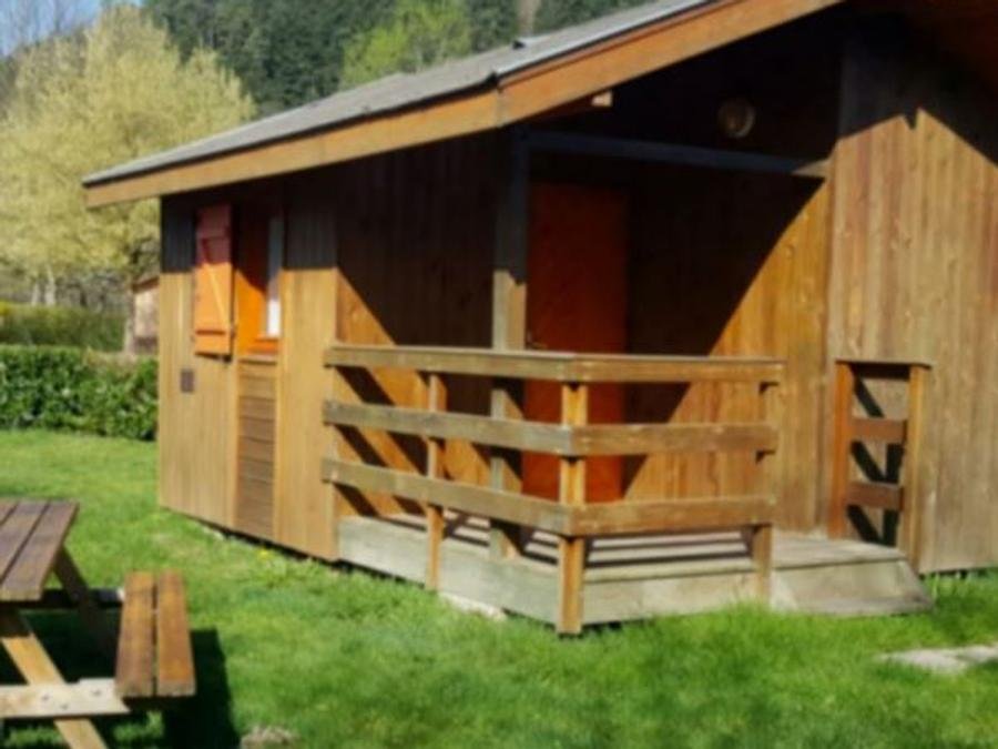 Camping Pas Cher vous présente avec son site Officiel campingpascher.fr, le Camping Des Lacs classé 4 étoiles, situé sur la commune de Celles Sur Plaine dans le département Vosges (Lorraine) en France. Le camping Des Lacs vous propose un hébergement de type chalet de 30 m² pour 2 personnes. L'établissement vous propose 8 autres types d'hébergements. Découvrez tous nos séjours à petits prix dans la commune et aux alentours de Celles Sur Plaine du département : Vosges (Lorraine). Les Avis clients pour le Camping Des Lacs sont excellents avec une note moyenne de 9 sur 10. Piscine chauffée, Piscine extérieure, Animations familiales, Club enfants, Aire de jeux enfants, Baby-foot, Canoë-kayak, Court de tennis, Flipper, Paddle, Parcours sportif, Ping-pong, Piscine, Pétanque, Randonnée, Terrain multisports, Bar, Dépôt de pain, Snack/Bar, Épicerie,... En savoir plus : cliquez-ICI.