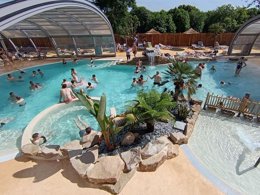 Camping Pas Cher vous présente avec son site Officiel campingpascher.fr, le Camping Flower La Hallerais classé 4 étoiles, situé sur la commune de Dinan dans le département Côtes-d'armor (Bretagne) en France. Le camping Flower La Hallerais vous propose un hébergement de type mobil-home de 40 m². L'établissement vous propose 11 autres types d'hébergements. Découvrez tous nos séjours à petits prix dans la commune et aux alentours de Dinan du département : Côtes-d'armor (Bretagne). Les Avis clients pour le Camping Flower La Hallerais sont excellents avec une note moyenne de 9 sur 10. Piscine chauffée, Piscine extérieure, Aire de jeux enfants, Court de tennis, Ping-pong, Pétanque, Salle de fitness, Terrain multisports, Restaurant,... En savoir plus : cliquez-ICI.