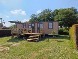 Camping Pas Cher vous présente avec son site Officiel campingpascher.fr, le Camping Flower La Hallerais classé 4 étoiles, situé sur la commune de Dinan dans le département Côtes-d'armor (Bretagne) en France. Le camping Flower La Hallerais vous propose un hébergement de type mobil-home de 40 m². L'établissement vous propose 11 autres types d'hébergements. Découvrez tous nos séjours à petits prix dans la commune et aux alentours de Dinan du département : Côtes-d'armor (Bretagne). Les Avis clients pour le Camping Flower La Hallerais sont excellents avec une note moyenne de 9 sur 10. Piscine chauffée, Piscine extérieure, Aire de jeux enfants, Court de tennis, Ping-pong, Pétanque, Salle de fitness, Terrain multisports, Restaurant,... En savoir plus : cliquez-ICI.