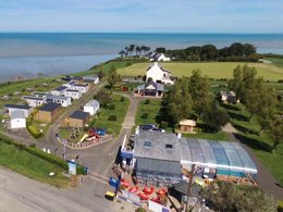 Camping Pas Cher vous présente avec son site Officiel campingpascher.fr, le Camping Bellevue classé 3 étoiles, situé sur la commune de Hillion dans le département Côtes-d'armor (Bretagne) en France. Le camping Bellevue, vous présente un hébergement de type mobil-home de 20 m² pour 1 personne et télévision. Le camping Bellevue vous propose du mercredi 15 juillet au mercredi 22 juillet 2026 pour 7 nuits à 800.07€. Cette location propose 4 dates différentes pour réserver votre séjour. Découvrez également les 4 autres gammes d'hébergements du camping. Les Avis clients pour le Camping Bellevue sont excellents avec une note moyenne de 8 sur 10. Mer, Piscine chauffée, Piscine couverte, Aire de jeux enfants, Canoë-kayak, Centre équestre, Golf, Location de bateaux, Ping-pong, Planche à voile, Plongée, Pétanque, Randonnée, Salle de fitness, kiteSurf, Bar, Boulangerie, Bureau de tabac, Créperie, Dépôt de pain, Restaurant, Snack/Bar, Supermarché, Épicerie,... En savoir plus : cliquez-ICI.