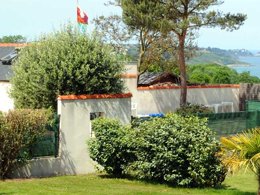 Camping Pas Cher vous présente avec son site Officiel campingpascher.fr, le Camping Les Madières classé 3 étoiles, situé sur la commune de Pordic dans le département Côtes-d'armor (Bretagne) en France. Le camping Les Madières, vous présente un hébergement de type mobil-home pour 2 personnes. Le camping Les Madières vous propose du lundi 06 avril au lundi 13 avril 2026 pour 7 nuits à 331€. Cette location propose 72 dates différentes pour réserver votre séjour. Découvrez également les 6 autres gammes d'hébergements du camping. Les Avis clients pour le Camping Les Madières sont excellents avec une note moyenne de 9 sur 10. Mer, Piscine chauffée, Piscine extérieure, Aire de jeux enfants, Cyclisme, Ping-pong, Pétanque, Randonnée, Bar, Dépôt de pain, Snack/Bar, Supermarché,... En savoir plus : cliquez-ICI.