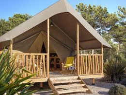 Camping Pas Cher vous présente avec son site Officiel campingpascher.fr, le Camping Le Vallon Aux Merlettes classé 4 étoiles, situé sur la commune de Matignon dans le département Côtes-d'armor (Bretagne) en France. Le camping Le Vallon Aux Merlettes, vous présente un hébergement de type tente en toile et bois de 28 m². Le camping Le Vallon Aux Merlettes vous propose du lundi 06 avril au lundi 13 avril 2026, en promotion à -9% pour 7 nuits à 250,30 € au lieu de 277,0 € soit une Économie de 26,70 €. Cette location propose 110 dates différentes pour réserver votre séjour. Découvrez également les 4 autres gammes d'hébergements du camping. Les Avis clients pour le Camping Le Vallon Aux Merlettes sont excellents avec une note moyenne de 9 sur 10. Piscine chauffée, Piscine couverte, Animations familiales, Club enfants, Aire de jeux enfants, Court de tennis, Ping-pong, Plongée, Pétanque, Terrain de badminton, Terrain de football, Terrain de volley-ball, Bar, Dépôt de pain, Snack/Bar,... En savoir plus : cliquez-ICI.