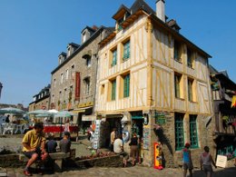 Camping Pas Cher vous présente avec son site Officiel campingpascher.fr, le Camping Le Vallon Aux Merlettes classé 4 étoiles, situé sur la commune de Matignon dans le département Côtes-d'armor (Bretagne) en France. Le camping Le Vallon Aux Merlettes, vous présente un hébergement de type mobil-home de 21 m² et télévision. Le camping Le Vallon Aux Merlettes vous propose du lundi 06 avril au lundi 13 avril 2026 pour 7 nuits à 330€. Cette location propose 40 dates différentes pour réserver votre séjour. Découvrez également les 6 autres gammes d'hébergements du camping. Les Avis clients pour le Camping Le Vallon Aux Merlettes sont excellents avec une note moyenne de 9 sur 10. Piscine chauffée, Piscine couverte, Animations familiales, Club enfants, Aire de jeux enfants, Court de tennis, Ping-pong, Plongée, Pétanque, Terrain de badminton, Terrain de football, Terrain de volley-ball, Bar, Dépôt de pain, Snack/Bar,... En savoir plus : cliquez-ICI.