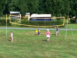 Camping Pas Cher vous présente avec son site Officiel campingpascher.fr, le Camping Le Vallon Aux Merlettes classé 4 étoiles, situé sur la commune de Matignon dans le département Côtes-d'armor (Bretagne) en France. Le camping Le Vallon Aux Merlettes, vous présente un hébergement de type mobil-home de 27 m² et télévision. Le camping Le Vallon Aux Merlettes vous propose du lundi 06 avril au lundi 13 avril 2026, en promotion à -9% pour 7 nuits à 313,30 € au lieu de 347,0 € soit une Économie de 33,70 €. Cette location propose 110 dates différentes pour réserver votre séjour. Découvrez également les 6 autres gammes d'hébergements du camping. Les Avis clients pour le Camping Le Vallon Aux Merlettes sont excellents avec une note moyenne de 9 sur 10. Piscine chauffée, Piscine couverte, Animations familiales, Club enfants, Aire de jeux enfants, Court de tennis, Ping-pong, Plongée, Pétanque, Terrain de badminton, Terrain de football, Terrain de volley-ball, Bar, Dépôt de pain, Snack/Bar,... En savoir plus : cliquez-ICI.