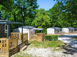 Camping Pas Cher vous présente avec son site Officiel campingpascher.fr, le Camping Flower De La Forêt classé 3 étoiles, situé sur la commune de Arrigny dans le département Marne (Champagne Ardenne) en France. Le camping Flower De La Forêt vous propose un hébergement de type mobil-home de 32 m² avec climatisation (télévision). L'établissement vous propose 6 autres types d'hébergements. Découvrez tous nos séjours à petits prix dans la commune et aux alentours de Arrigny du département : Marne (Champagne Ardenne). Les Avis clients pour le Camping Flower De La Forêt sont excellents avec une note moyenne de 9 sur 10. Piscine extérieure, Aire de jeux enfants, Cyclisme, Ping-pong, Randonnée, Dépôt de pain, Snack/Bar,... En savoir plus : cliquez-ICI.