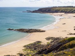 Camping Pas Cher vous présente avec son site Officiel campingpascher.fr, le Camping Mirabel Les Mielles classé 4 étoiles, situé sur la commune de Saint Cast Le Guildo dans le département Côtes-d'armor (Bretagne) en France. Le camping Mirabel Les Mielles vous propose un hébergement de type mobil-home de 20 m² (télévision). L'établissement vous propose 2 autres types d'hébergements. Découvrez tous nos séjours à petits prix dans la commune et aux alentours de Saint Cast Le Guildo du département : Côtes-d'armor (Bretagne). Les Avis clients pour le Camping Mirabel Les Mielles sont excellents avec une note moyenne de 9 sur 10. Piscine chauffée, Piscine extérieure, Animation ados, Animations familiales, Club enfants, Aire de jeux enfants, Plongée, Structure gonflable enfants, Trampoline, Dépôt de pain, Épicerie,... En savoir plus : cliquez-ICI.