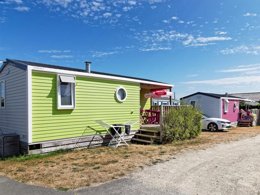 Camping Pas Cher vous présente avec son site Officiel campingpascher.fr, le Camping La Touesse Camping classé 4 étoiles, situé sur la commune de Saint Lunaire dans le département Ille-et-vilaine (Bretagne) en France. Le camping La Touesse Camping, vous présente un hébergement de type mobil-home de 31 m² pour 4 personnes et télévision. Le camping La Touesse Camping vous propose du sam. 19 septembre au sam. 26 septembre 2026 pour 7 nuits à 399€. Cette location propose 141 dates différentes pour réserver votre séjour. Découvrez également les 20 autres gammes d'hébergements du camping. Les Avis clients pour le Camping La Touesse Camping sont de 7 sur 10. Parc aquatique, Piscine couverte, Piscine extérieure, Animations familiales, Club enfants, Aire de jeux enfants, Canoë-kayak, Centre équestre, Court de tennis, Golf, Ping-pong, Planche à voile, Pétanque, Salle de jeux vidéo, Structure gonflable enfants, Voile, Bar, Dépôt de pain, Plats à emporter, Restaurant, Snack/Bar, Supermarché, Épicerie,... En savoir plus : cliquez-ICI.