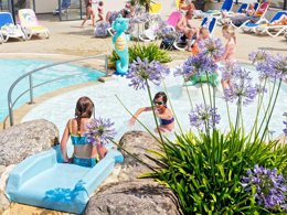 Camping Pas Cher vous présente avec son site Officiel campingpascher.fr, le Camping La Touesse Camping classé 4 étoiles, situé sur la commune de Saint Lunaire dans le département Ille-et-vilaine (Bretagne) en France. Le camping La Touesse Camping, vous présente un hébergement de type mobil-home de 27 m² pour 4 personnes et télévision. Le camping La Touesse Camping vous propose du sam. 19 septembre au sam. 26 septembre 2026 pour 7 nuits à 455€. Cette location propose 139 dates différentes pour réserver votre séjour. Découvrez également les 20 autres gammes d'hébergements du camping. Les Avis clients pour le Camping La Touesse Camping sont de 7 sur 10. Parc aquatique, Piscine couverte, Piscine extérieure, Animations familiales, Club enfants, Aire de jeux enfants, Canoë-kayak, Centre équestre, Court de tennis, Golf, Ping-pong, Planche à voile, Pétanque, Salle de jeux vidéo, Structure gonflable enfants, Voile, Bar, Dépôt de pain, Plats à emporter, Restaurant, Snack/Bar, Supermarché, Épicerie,... En savoir plus : cliquez-ICI.