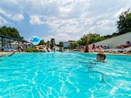 Camping Pas Cher vous présente avec son site Officiel campingpascher.fr, le Camping La Touesse Camping classé 4 étoiles, situé sur la commune de Saint Lunaire dans le département Ille-et-vilaine (Bretagne) en France. Le camping La Touesse Camping, vous présente un hébergement de type mobil-home de 36 m² pour 6 personnes et télévision. Le camping La Touesse Camping vous propose du sam. 19 septembre au sam. 26 septembre 2026 pour 7 nuits à 539€. Cette location propose 135 dates différentes pour réserver votre séjour. Découvrez également les 20 autres gammes d'hébergements du camping. Les Avis clients pour le Camping La Touesse Camping sont de 7 sur 10. Parc aquatique, Piscine couverte, Piscine extérieure, Animations familiales, Club enfants, Aire de jeux enfants, Canoë-kayak, Centre équestre, Court de tennis, Golf, Ping-pong, Planche à voile, Pétanque, Salle de jeux vidéo, Structure gonflable enfants, Voile, Bar, Dépôt de pain, Plats à emporter, Restaurant, Snack/Bar, Supermarché, Épicerie,... En savoir plus : cliquez-ICI.