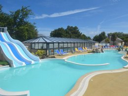 Camping Pas Cher vous présente avec son site Officiel campingpascher.fr, le Camping La Touesse Camping classé 4 étoiles, situé sur la commune de Saint Lunaire dans le département Ille-et-vilaine (Bretagne) en France. Le camping La Touesse Camping, vous présente un hébergement de type mobil-home de 31 m² pour 4 personnes et télévision. Le camping La Touesse Camping vous propose du sam. 19 septembre au sam. 26 septembre 2026 pour 7 nuits à 399€. Cette location propose 141 dates différentes pour réserver votre séjour. Découvrez également les 20 autres gammes d'hébergements du camping. Les Avis clients pour le Camping La Touesse Camping sont de 7 sur 10. Parc aquatique, Piscine couverte, Piscine extérieure, Animations familiales, Club enfants, Aire de jeux enfants, Canoë-kayak, Centre équestre, Court de tennis, Golf, Ping-pong, Planche à voile, Pétanque, Salle de jeux vidéo, Structure gonflable enfants, Voile, Bar, Dépôt de pain, Plats à emporter, Restaurant, Snack/Bar, Supermarché, Épicerie,... En savoir plus : cliquez-ICI.