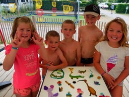 Camping Pas Cher vous présente avec son site Officiel campingpascher.fr, le Camping La Touesse Camping classé 4 étoiles, situé sur la commune de Saint Lunaire dans le département Ille-et-vilaine (Bretagne) en France. Le camping La Touesse Camping, vous présente un hébergement de type mobil-home de 29 m² et télévision. Le camping La Touesse Camping vous propose du sam. 19 septembre au sam. 26 septembre 2026 pour 7 nuits à 392€. Cette location propose 135 dates différentes pour réserver votre séjour. Découvrez également les 20 autres gammes d'hébergements du camping. Les Avis clients pour le Camping La Touesse Camping sont de 7 sur 10. Parc aquatique, Piscine couverte, Piscine extérieure, Animations familiales, Club enfants, Aire de jeux enfants, Canoë-kayak, Centre équestre, Court de tennis, Golf, Ping-pong, Planche à voile, Pétanque, Salle de jeux vidéo, Structure gonflable enfants, Voile, Bar, Dépôt de pain, Plats à emporter, Restaurant, Snack/Bar, Supermarché, Épicerie,... En savoir plus : cliquez-ICI.