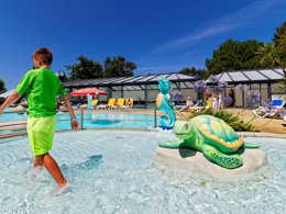 Camping Pas Cher vous présente avec son site Officiel campingpascher.fr, le Camping La Touesse Camping classé 4 étoiles, situé sur la commune de Saint Lunaire dans le département Ille-et-vilaine (Bretagne) en France. Le camping La Touesse Camping, vous présente un hébergement de type mobil-home de 34 m² pour 4 personnes et télévision. Le camping La Touesse Camping vous propose du sam. 12 septembre au sam. 19 septembre 2026 pour 7 nuits à 476€. Cette location propose 139 dates différentes pour réserver votre séjour. Découvrez également les 20 autres gammes d'hébergements du camping. Les Avis clients pour le Camping La Touesse Camping sont de 7 sur 10. Parc aquatique, Piscine couverte, Piscine extérieure, Animations familiales, Club enfants, Aire de jeux enfants, Canoë-kayak, Centre équestre, Court de tennis, Golf, Ping-pong, Planche à voile, Pétanque, Salle de jeux vidéo, Structure gonflable enfants, Voile, Bar, Dépôt de pain, Plats à emporter, Restaurant, Snack/Bar, Supermarché, Épicerie,... En savoir plus : cliquez-ICI.