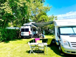 Camping Pas Cher vous présente avec son site Officiel campingpascher.fr, le Camping La Touesse Camping classé 4 étoiles, situé sur la commune de Saint Lunaire dans le département Ille-et-vilaine (Bretagne) en France. Le camping La Touesse Camping, vous présente un hébergement de type mobil-home pour 4 personnes et télévision. Le camping La Touesse Camping vous propose du sam. 19 septembre au sam. 26 septembre 2026 pour 7 nuits à 483€. Cette location propose 138 dates différentes pour réserver votre séjour. Découvrez également les 20 autres gammes d'hébergements du camping. Les Avis clients pour le Camping La Touesse Camping sont de 7 sur 10. Parc aquatique, Piscine couverte, Piscine extérieure, Animations familiales, Club enfants, Aire de jeux enfants, Canoë-kayak, Centre équestre, Court de tennis, Golf, Ping-pong, Planche à voile, Pétanque, Salle de jeux vidéo, Structure gonflable enfants, Voile, Bar, Dépôt de pain, Plats à emporter, Restaurant, Snack/Bar, Supermarché, Épicerie,... En savoir plus : cliquez-ICI.