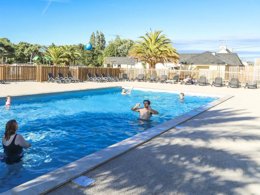 Camping Pas Cher vous présente avec son site Officiel campingpascher.fr, le Camping Flower Le Vieux Moulin classé 4 étoiles, situé sur la commune de Erquy dans le département Côtes-d'armor (Bretagne) en France. Le camping Flower Le Vieux Moulin, vous présente un hébergement de type tente en toile et bois de 34 m² pour 1 personne. Le camping Flower Le Vieux Moulin vous propose du mercredi 03 juin au mercredi 10 juin 2026, en promotion à -9% pour 7 nuits à 323,50 € au lieu de 355,5 € soit une Économie de 32 €. Cette location propose 79 dates différentes pour réserver votre séjour. Découvrez également les 8 autres gammes d'hébergements du camping. Les Avis clients pour le Camping Flower Le Vieux Moulin sont de 7 sur 10. Mer, Piscine chauffée, Piscine extérieure, Animations familiales, Club enfants, Aire de jeux enfants, Court de tennis, Cyclisme, Pétanque, Randonnée, Terrain multisports, Épicerie,... En savoir plus : cliquez-ICI.